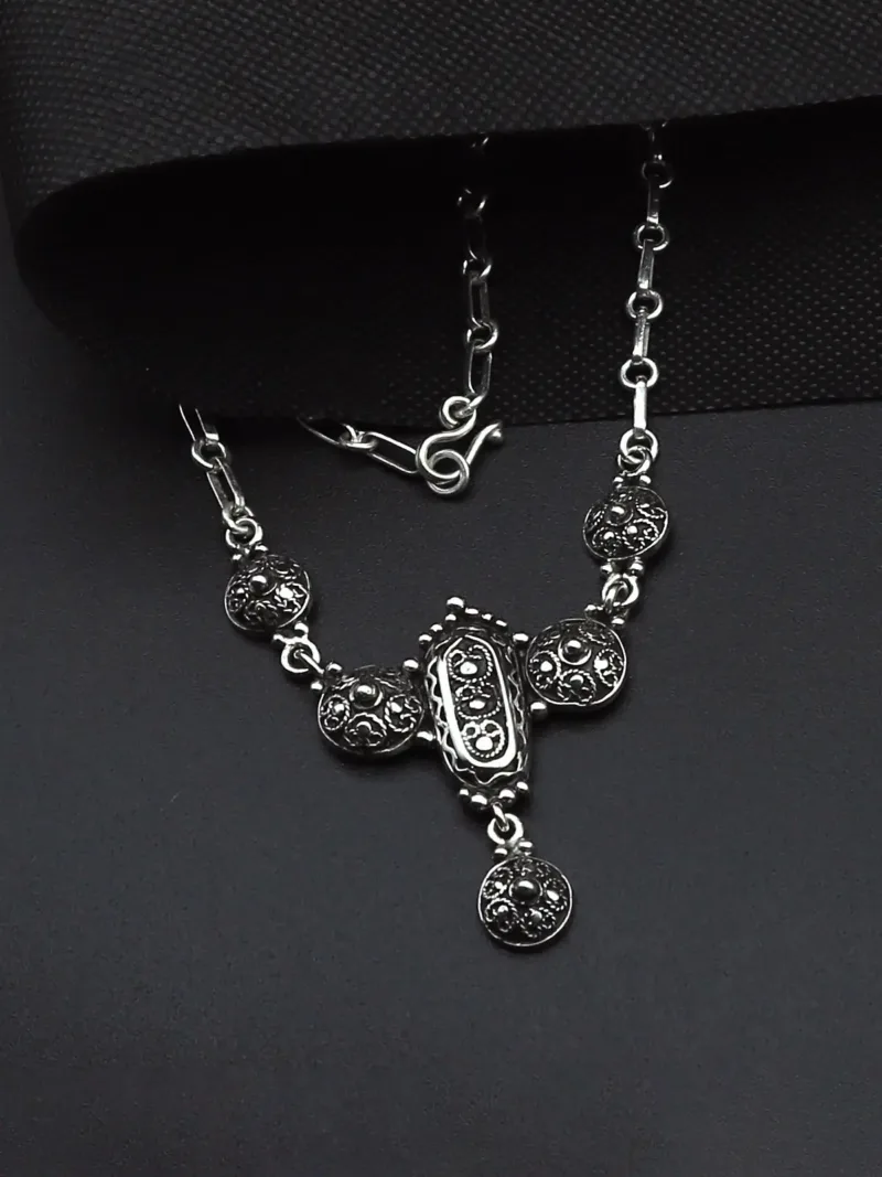 Sculpted Silver Necklace – Handcrafted Elegance